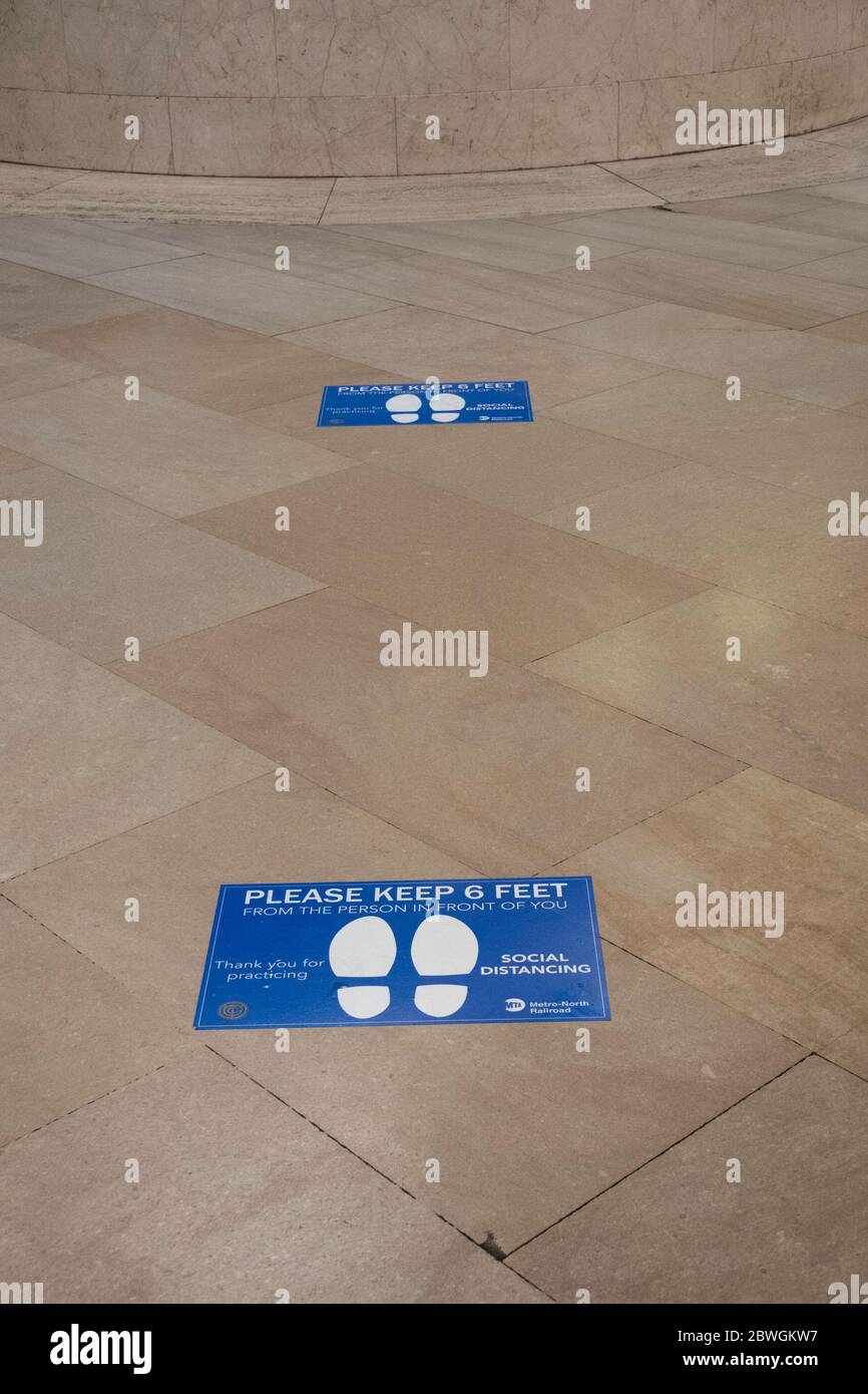 Soziale Distanzmarkierungen in Grand Central Terminal, New York City, USA Stockfoto