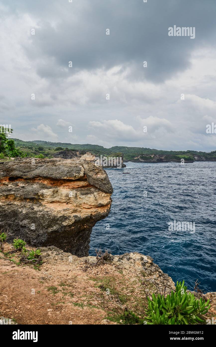 Küste auf der Insel Nusa Penida in der Nähe von Angel's Billabong Strand in Indonesien Stockfoto