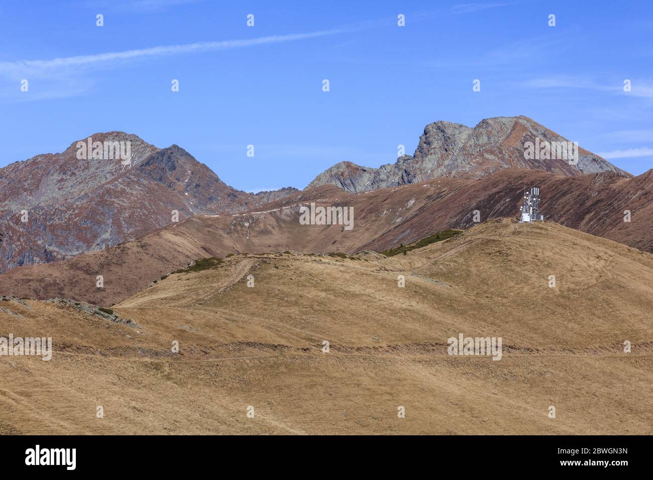 Berglandschaft in Fagaras Berge, Rumänien. Im Hintergrund Lespezi Peak 2517 m und Negoiu Peak 2535 m Stockfoto