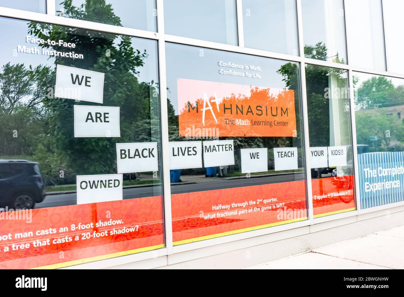 Black besaß Geschäft auf Chicago Southside, während Unruhen, die nach dem Tod von George Floyd durch einen Minneapolis Polizeibeamten in 2020 stattfanden. Stockfoto