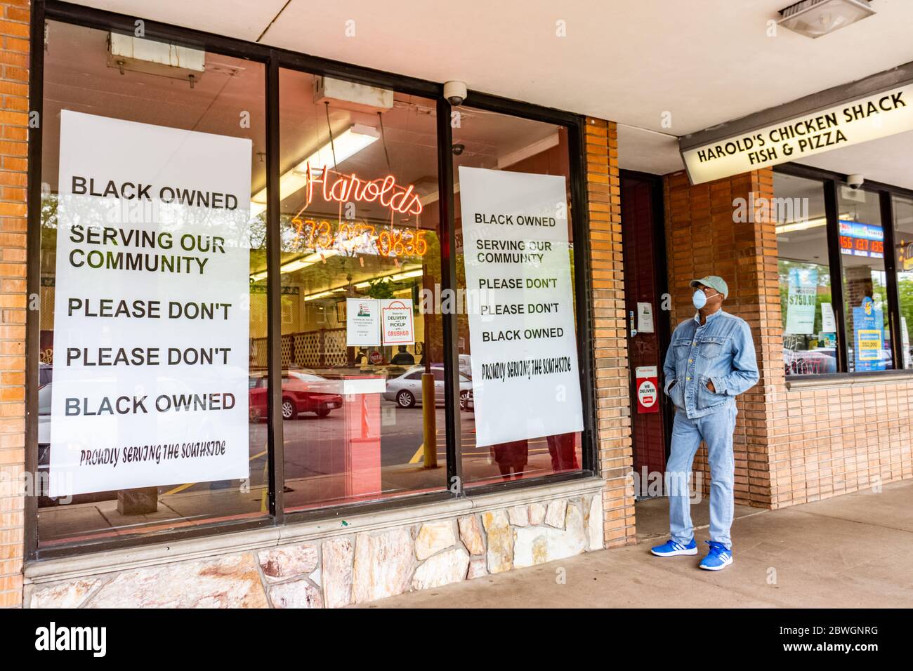 Black besaß Geschäft auf Chicago Southside, während Unruhen, die nach dem Tod von George Floyd durch einen Minneapolis Polizeibeamten in 2020 stattfanden. Stockfoto
