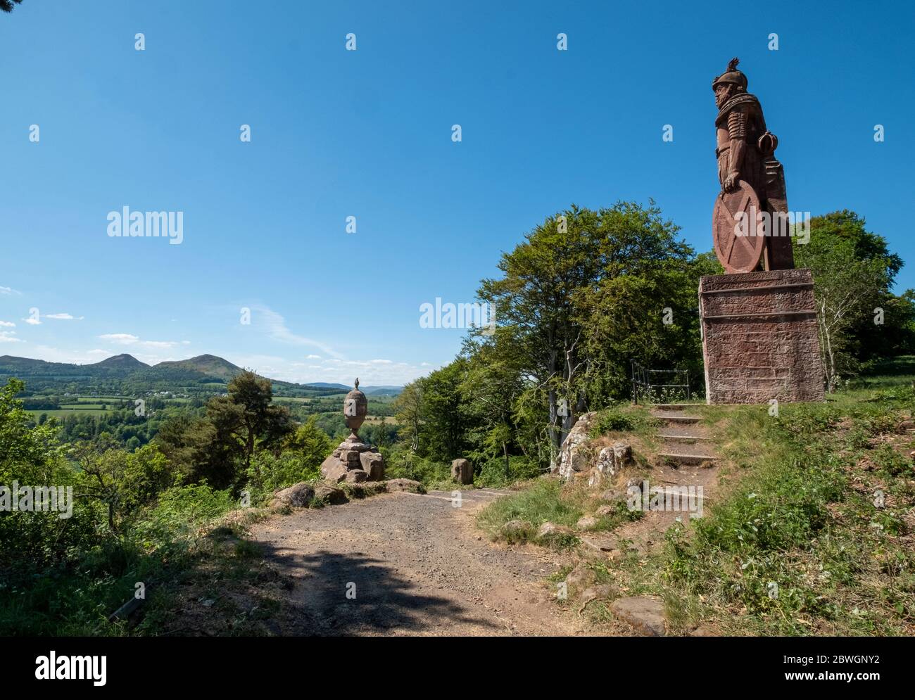 Die William Wallace Statue auf dem Gelände des Bemersyde Landgutes, nahe Melrose in den schottischen Grenzen ist eine Statue, die an William Wallace erinnert. Stockfoto