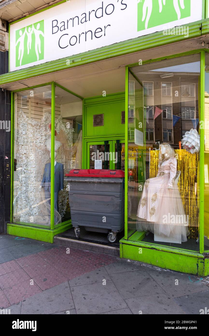 Ein Wäschekorb vor dem Barnardo-Charity-Shop in Brixton, der während der Londoner Schließung aufgrund der Verbreitung von COVID-19, 18. Mai 2020, geschlossen wurde Stockfoto