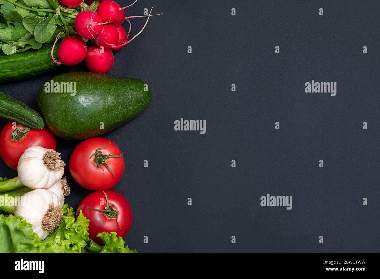 Frischer vegetarischer Hintergrund. Draufsicht auf alkalischen Lebensmitteln auf schwarzem Hintergrund mit Platz für Text Stockfoto