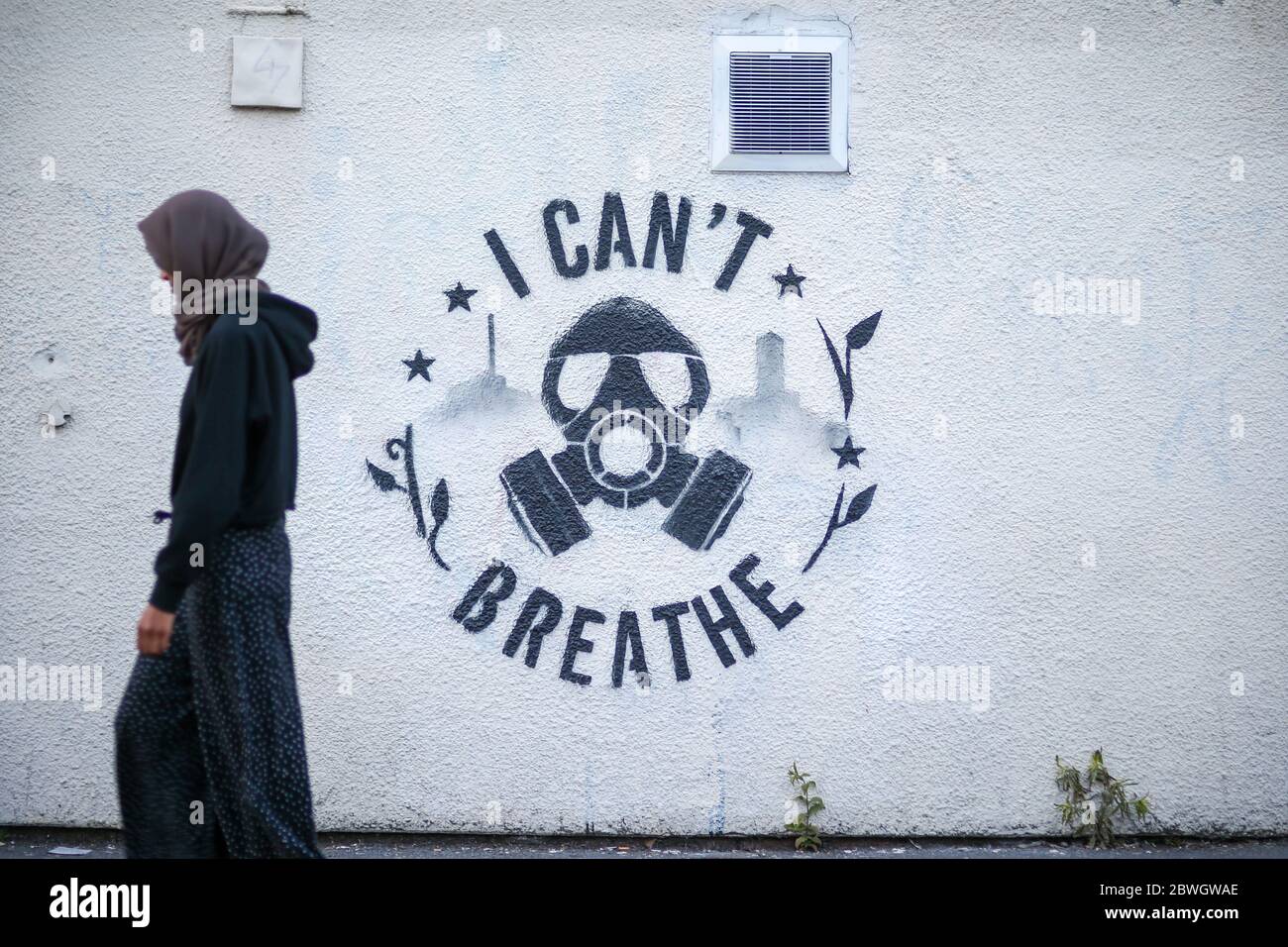 Birmingham, Großbritannien. Juni 2020. Graffiti an einer Wand in Birmingham entstanden heute Abend (Montag), die an den Tod von George Floyd erinnern, dem afroamerikanischen Mann, dessen Tod in den USA zu Unruhen geführt hat. Die Graffiti-Arbeit befindet sich an einer Wand in der High Street von Kings Heath, einem Stadtteil von Birmingham. Es scheint, dass es das Werk des lokalen Graffiti-Künstlers Mohammed Ali Aerosol sein könnte, der regelmäßig Street Art auf politischen und gesellschaftlichen Ereignissen gemacht hat. Quelle: Peter Lopeman/Alamy Live News Stockfoto