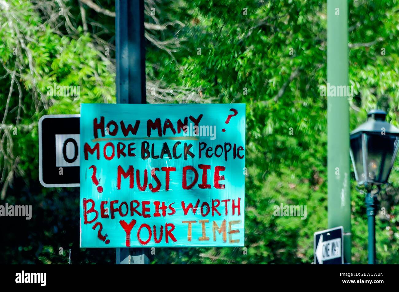 Ein Schild hängt in der Innenstadt während einer Mahnwache für George Floyd am Cathedral Square, 31. Mai 2020, in Mobile, Alabama. Stockfoto