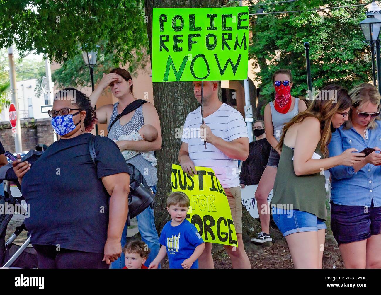 Die Menschen versammeln sich zum Protest „We Still Can’t Breathe: Mobile’s Call to Action“ gegen die Polizeigewalt auf dem Cathedral Square, 31. Mai 2020, in Mobile, Stockfoto