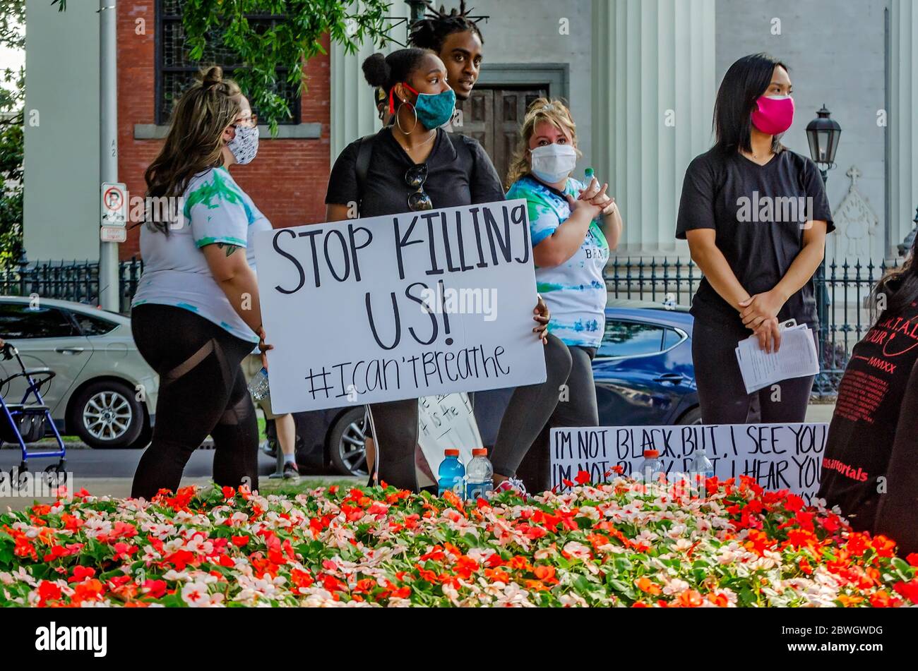 Die Menschen versammeln sich während einer Mahnwache für George Floyd am Cathedral Square, 31. Mai 2020, in Mobile, Alabama. Stockfoto