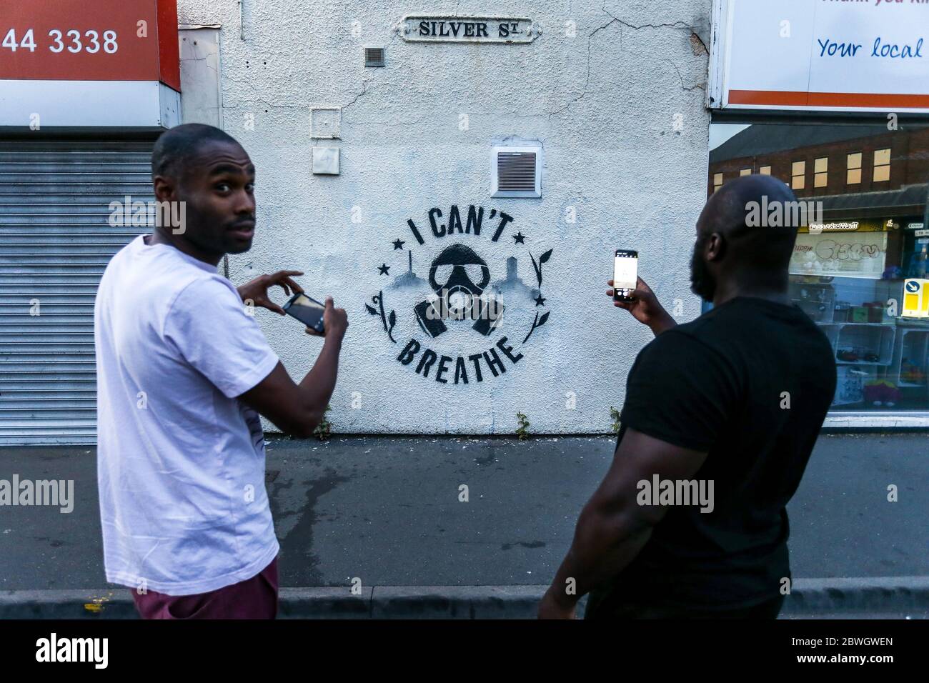 Birmingham, Großbritannien. Juni 2020. Graffiti an einer Wand in Birmingham entstanden heute Abend (Montag), die an den Tod von George Floyd erinnern, dem afroamerikanischen Mann, dessen Tod in den USA zu Unruhen geführt hat. Die Graffiti-Arbeit befindet sich an einer Wand in der High Street von Kings Heath, einem Stadtteil von Birmingham. Es scheint, dass es das Werk des lokalen Graffiti-Künstlers Mohammed Ali Aerosol sein könnte, der regelmäßig Street Art auf politischen und gesellschaftlichen Ereignissen gemacht hat. Quelle: Peter Lopeman/Alamy Live News Stockfoto