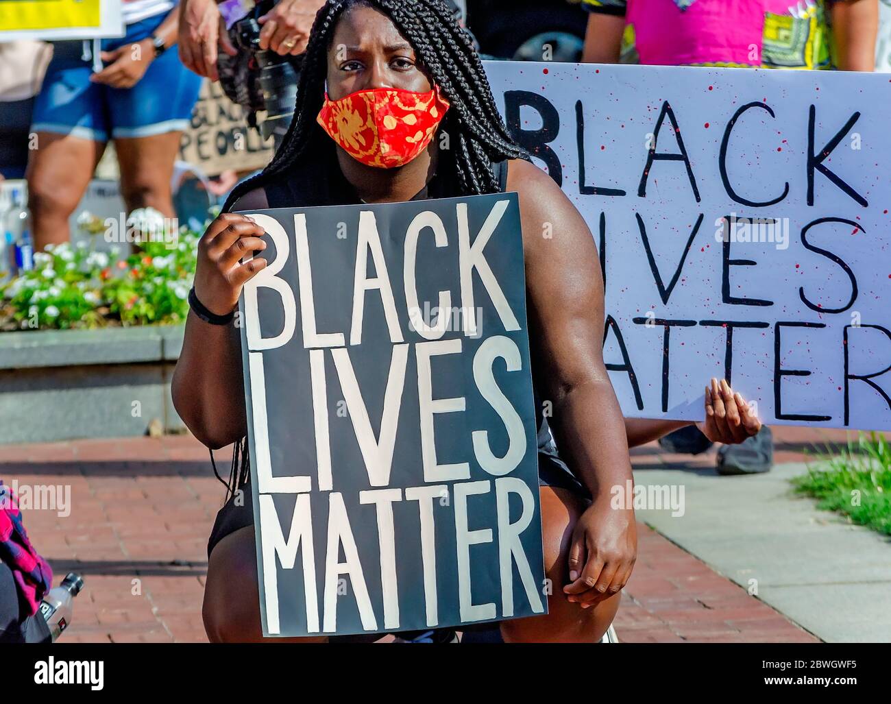 Eine Frau hält ein "Black Lives Matter"-Zeichen während einer Mahnwache für George Floyd am Cathedral Square, 31. Mai 2020, in Mobile, Alabama. Stockfoto