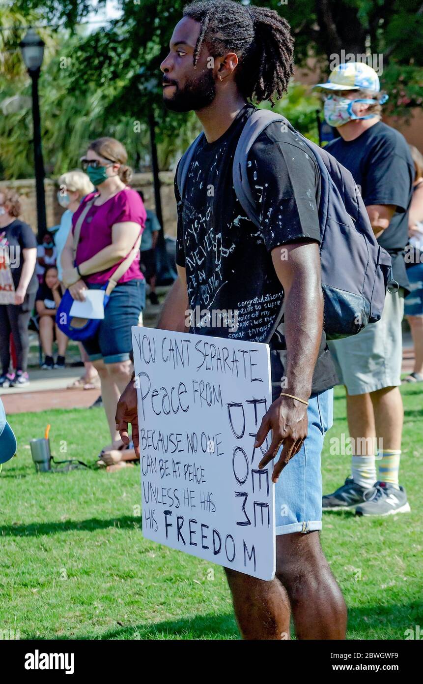Ein Mann hält ein Schild während einer Mahnwache für George Floyd am Cathedral Square, 31. Mai 2020, in Mobile, Alabama. Stockfoto