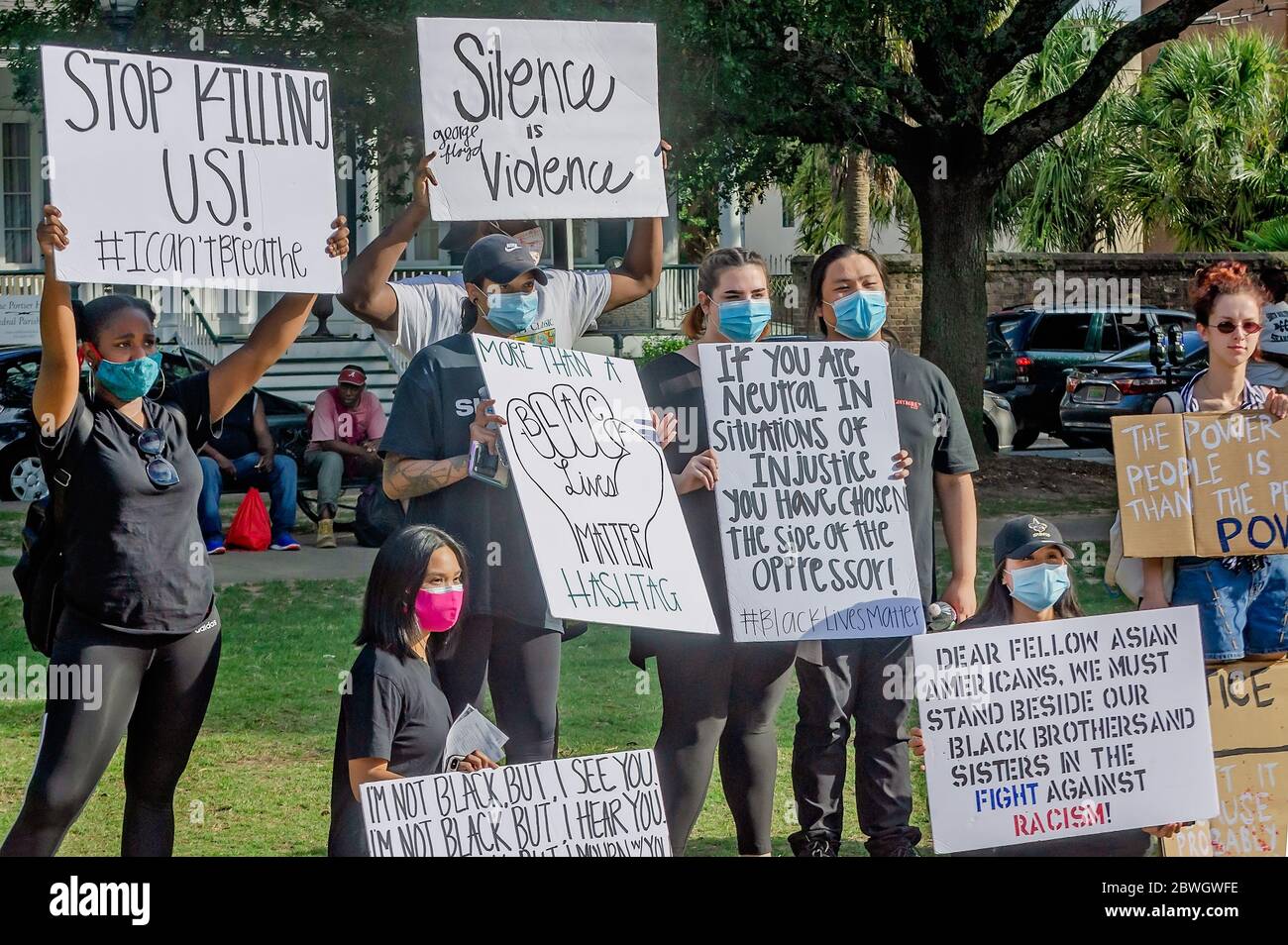 Asiatisch-Amerikaner, Afroamerikaner und Kaukasier protestieren während einer Mahnwache für George Floyd am Cathedral Square, 31. Mai 2020, in Mobile, Alabama. Stockfoto