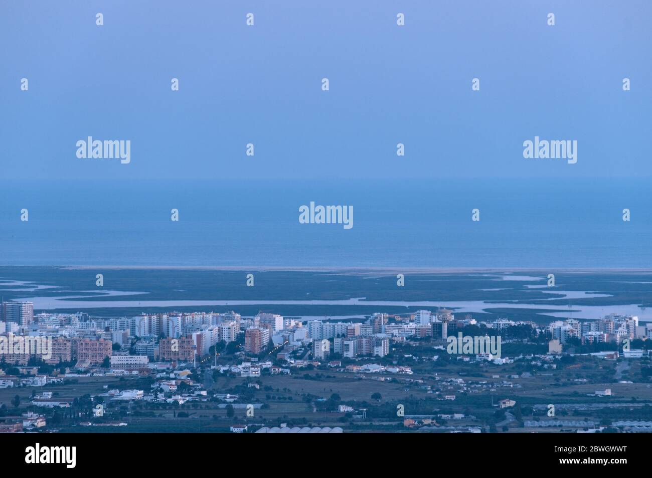 Faro Stadt, Hauptstadt der Region Algarve, vom Guilhim Hügel am späten Nachmittag gesehen. Portugal Stockfoto