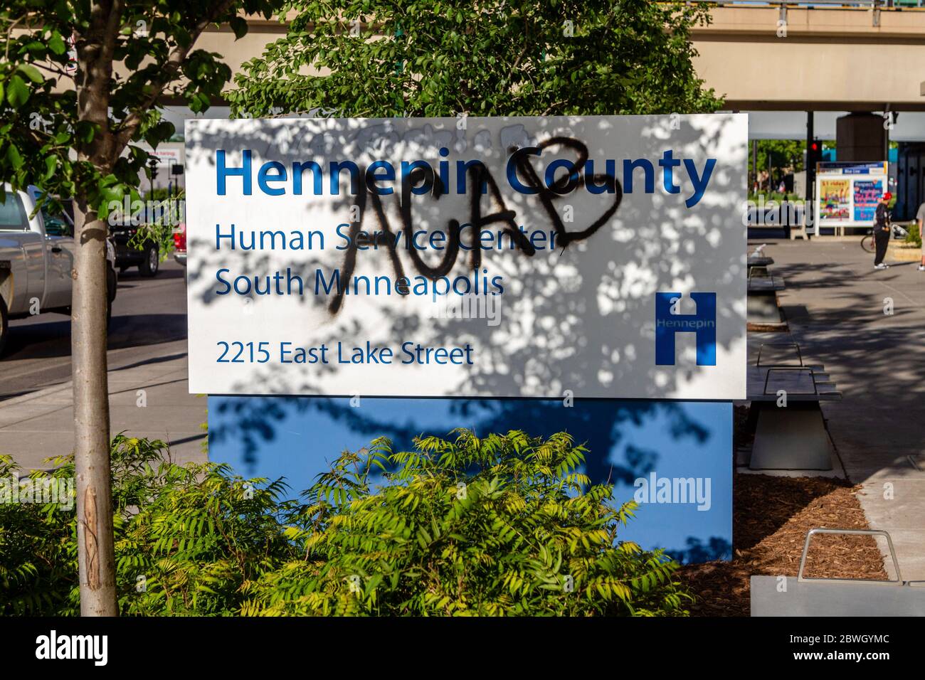 Minneapolis, Usa. Mai 2020. Minneapolis, MN - 30. Mai 2020: Graffiti am Hennepin County Human Service Center an der Nachhalleszene des George Floyd Black Lives Matter Protest und Unruhen am 30. Mai 2020 in Minneapolis, Minnesota. Quelle: Jake Hangegard/Der Fotozugang Quelle: Der Fotozugang/Alamy Live News Stockfoto