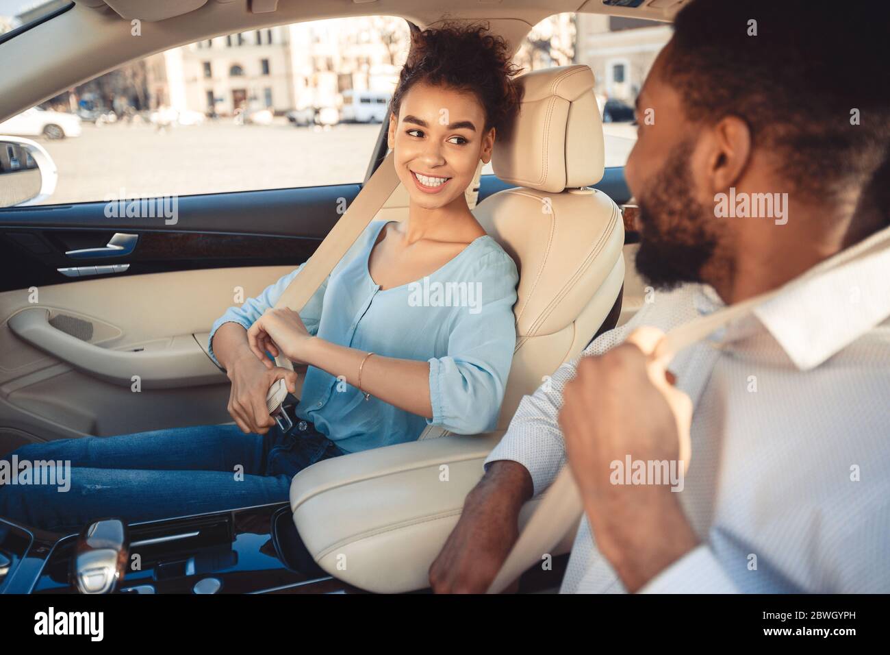 Afroamerikanisch Paar Im Auto Setzen Auf Sicherheitsgurte Stockfoto