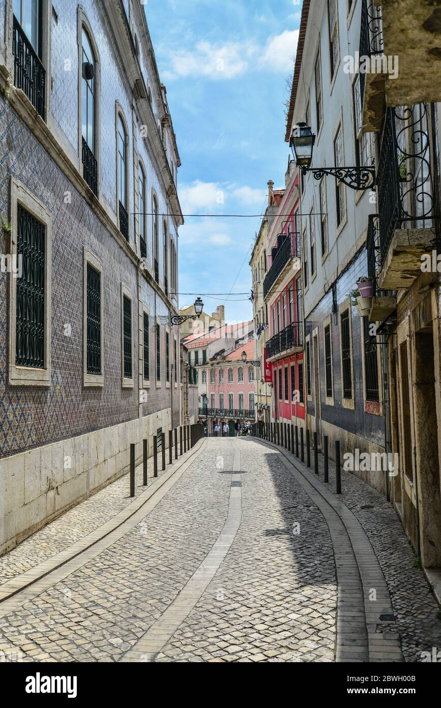 LISSABON, PORTUGAL - 2. JULI 2019: Blick auf die Straße mit bunten traditionellen Häusern im Stadtteil Alfama, Lissabon, Portugal Stockfoto