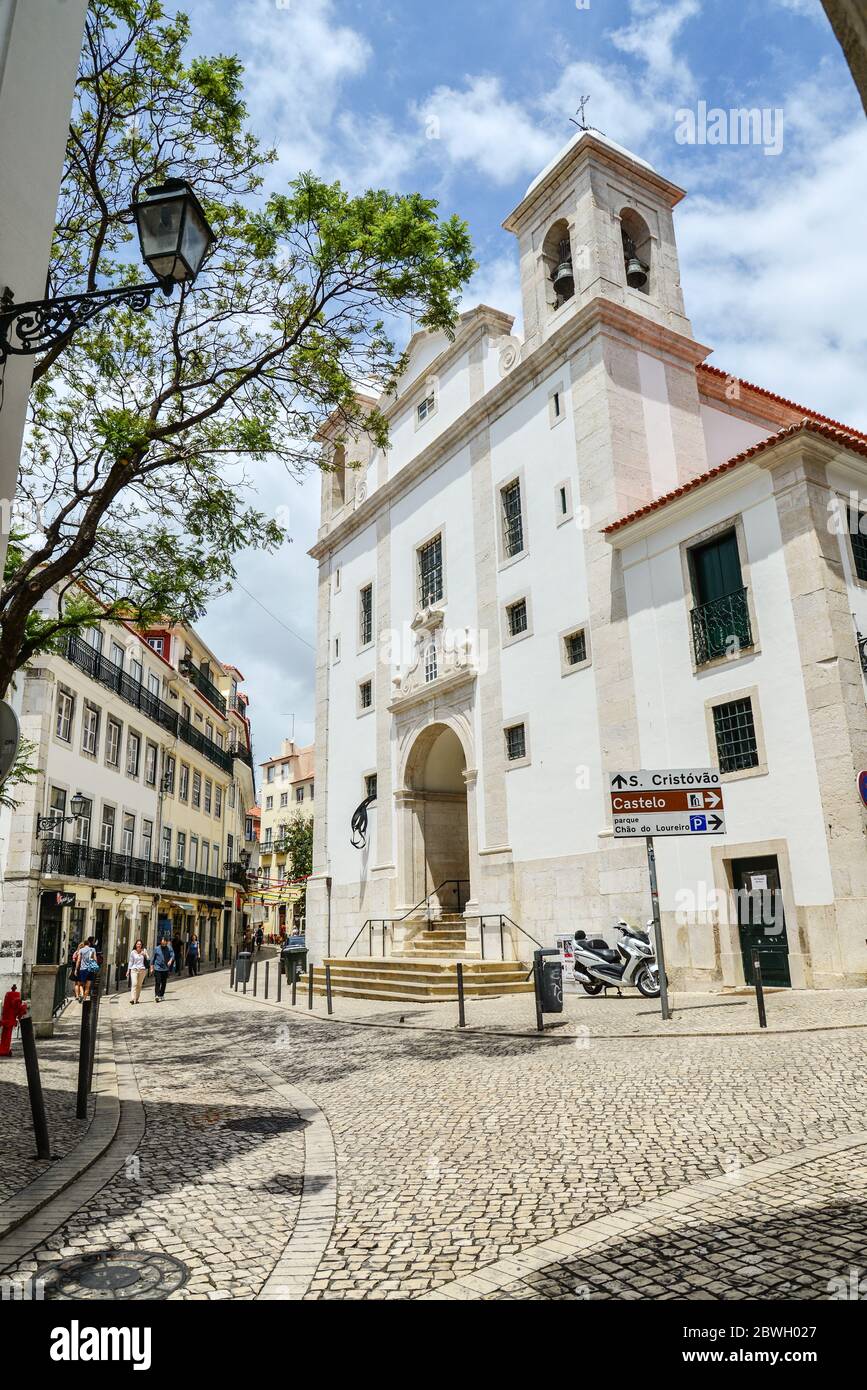 LISSABON, PORTUGAL - 2. JULI 2019: Blick auf die Mirandas-Kapelle von der Gasse im Stadtteil Alfama Lissabon, Portugal. Stockfoto