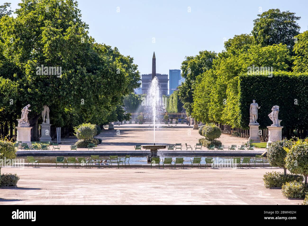 Paris, Frankreich - 29. Mai 2020: Blick auf den Place de la Concorde und den Triumphbogen vom Tuileries-Garten in Paris Stockfoto