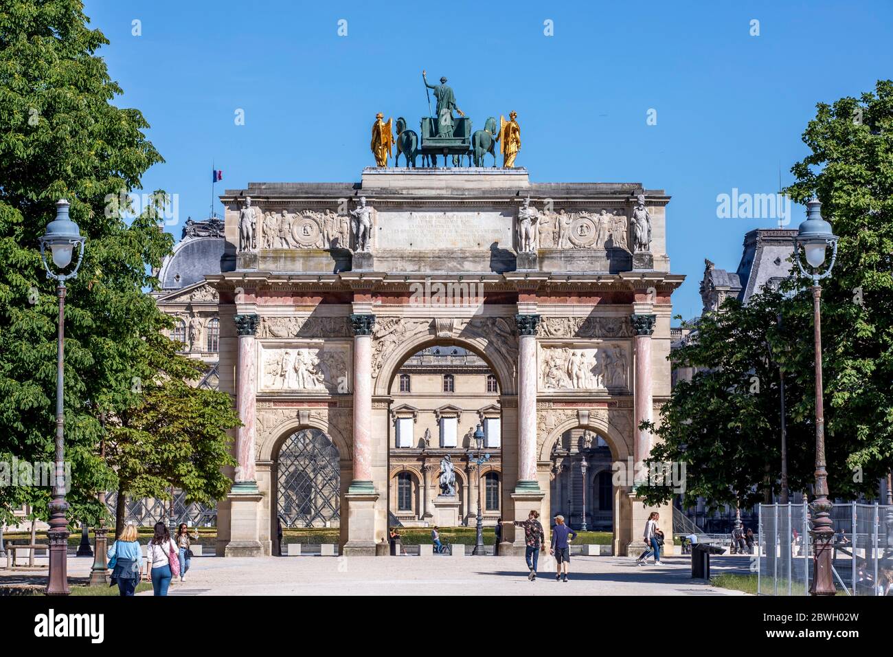 Paris, Frankreich - 29. Mai 2020: Blick auf das Karussell des Louvre vom Tuileries-Garten Stockfoto