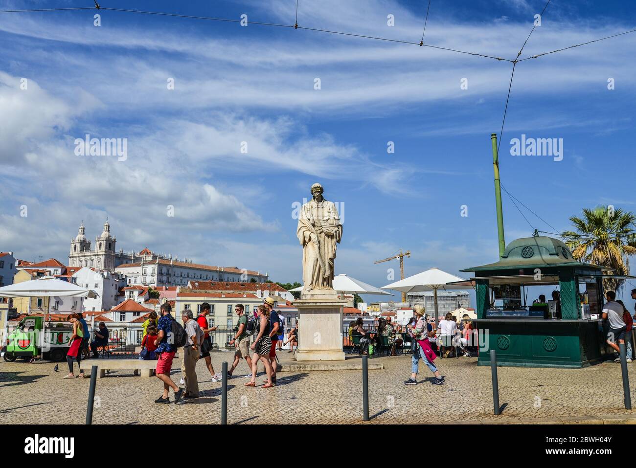 LISSABON, PORTUGAL - 2. JULI 2019: Skulptur von Sao Vicente (St. Vincent von Saragossa), Lissabons Schutzpatron, in der Nähe von Miradouro das Portas do Sol in Lisbo Stockfoto