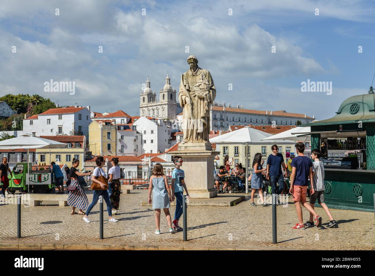 LISSABON, PORTUGAL - 2. JULI 2019: Skulptur von Sao Vicente (St. Vincent von Saragossa), Lissabons Schutzpatron, in der Nähe von Miradouro das Portas do Sol in Lisbo Stockfoto