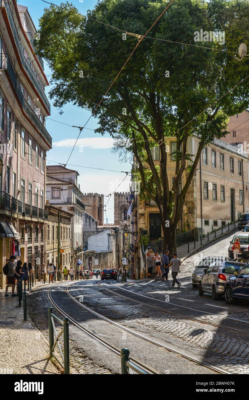 LISSABON, PORTUGAL - 2. JULI 2019: Straßenbahnlinie auf dem hügeligen Gebiet der Altstadt, Sao Tome Straße in Alfama Bezirk ist der Teil der touristischen Route mit nu Stockfoto