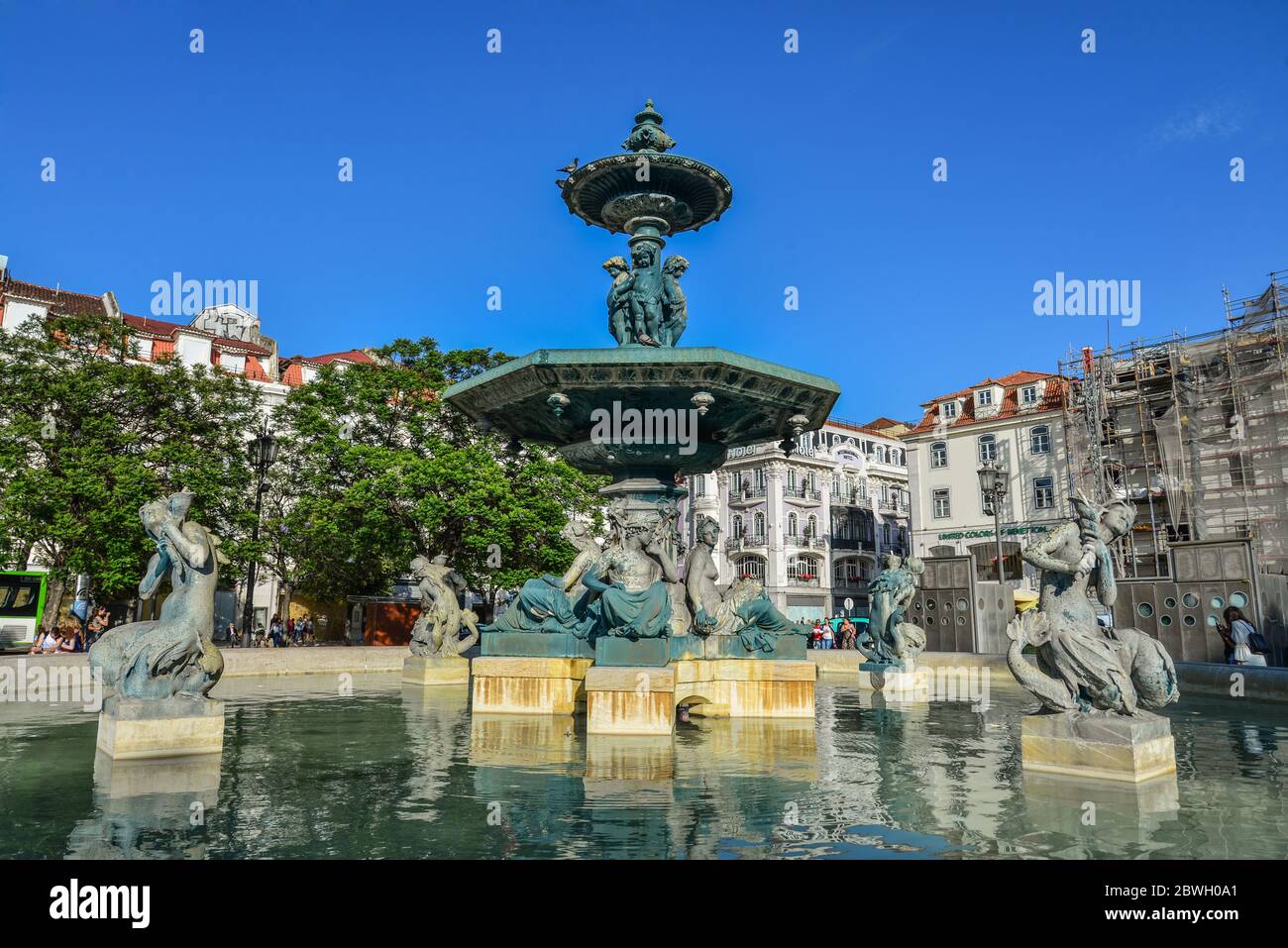 LISSABON, PORTUGAL - 2. JULI 2019: Brunnen am beliebten Rossio Platz (auch bekannt als Pedro IV Platz oder Praça de D. Pedro IV) Stockfoto