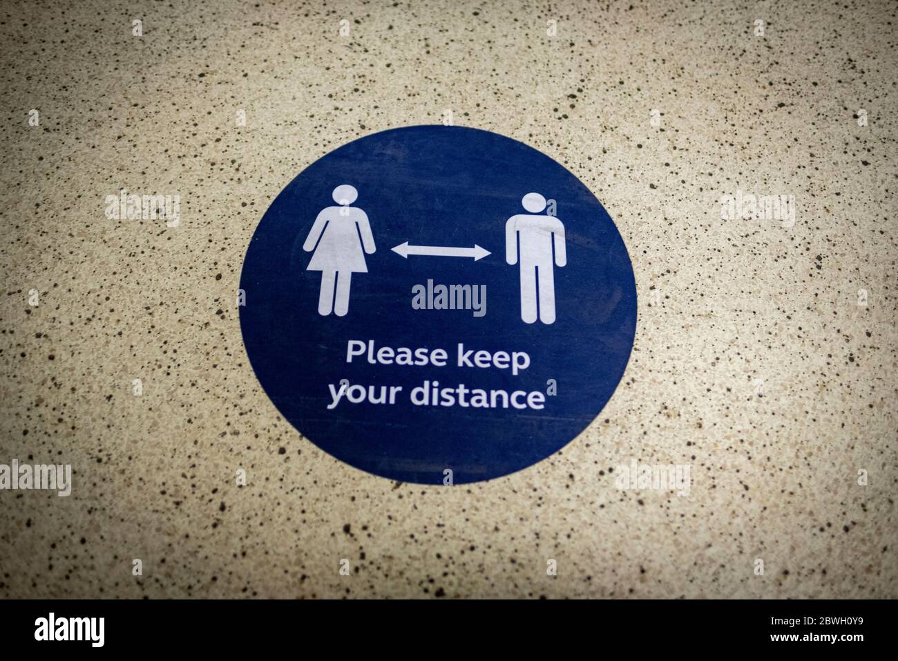 Victoria Station- London, Juni 2020: Halten Sie Ihre Entfernung öffentlichen Informationen Aufkleber re Covid 19 sozialen Distanzierung Stockfoto