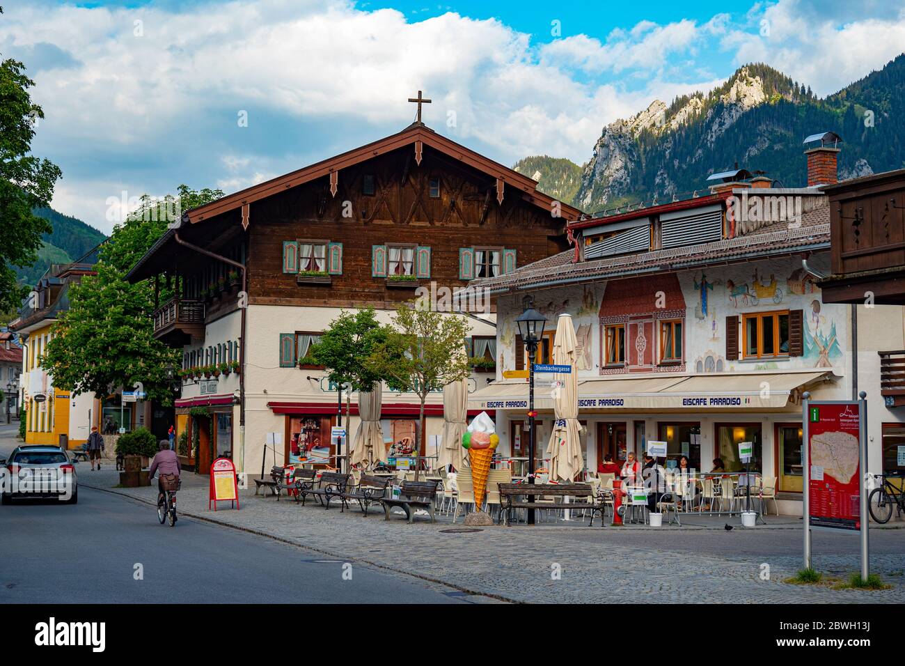 Die wunderschönen und berühmten bemalten Häuser von Oberammergau in Bayern - OBERAMMERGAU, DEUTSCHLAND - 27. MAI 2020 Stockfoto