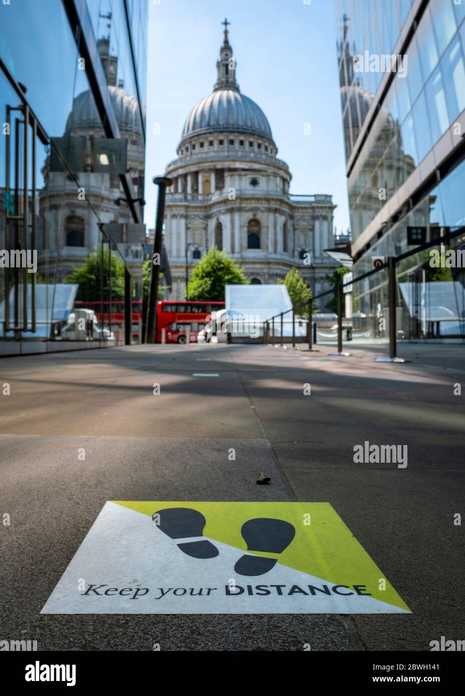 London-Juni 2020: Bodenaufkleber mit sozialer Fernführung für die einfache Sperrung Stockfoto