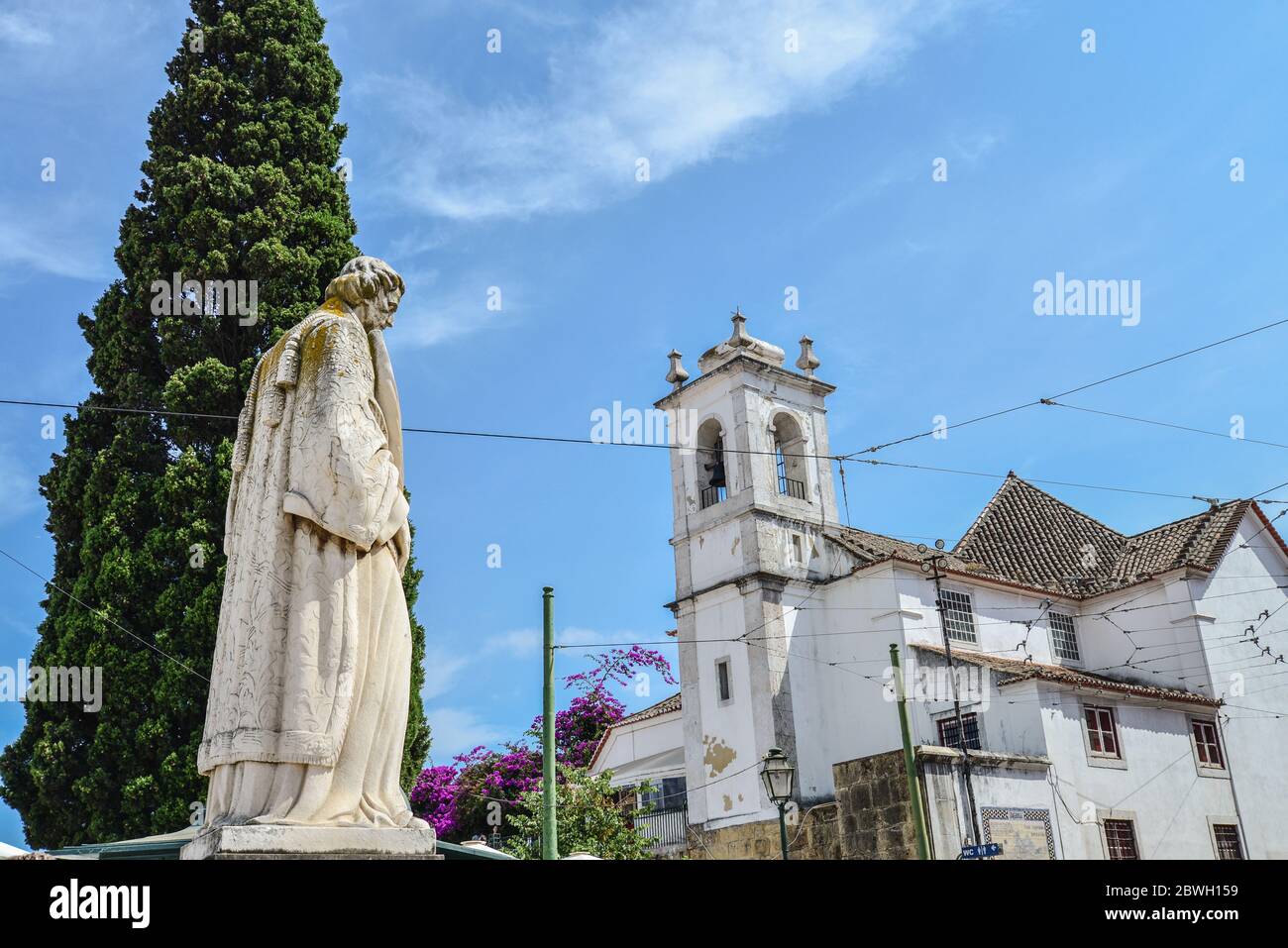 Skulptur von Sao Vicente (St. Vincent von Saragossa), Lissabons Schutzpatron, in der Nähe von Miradouro das Portas do Sol in Lissabon, Portugal Stockfoto