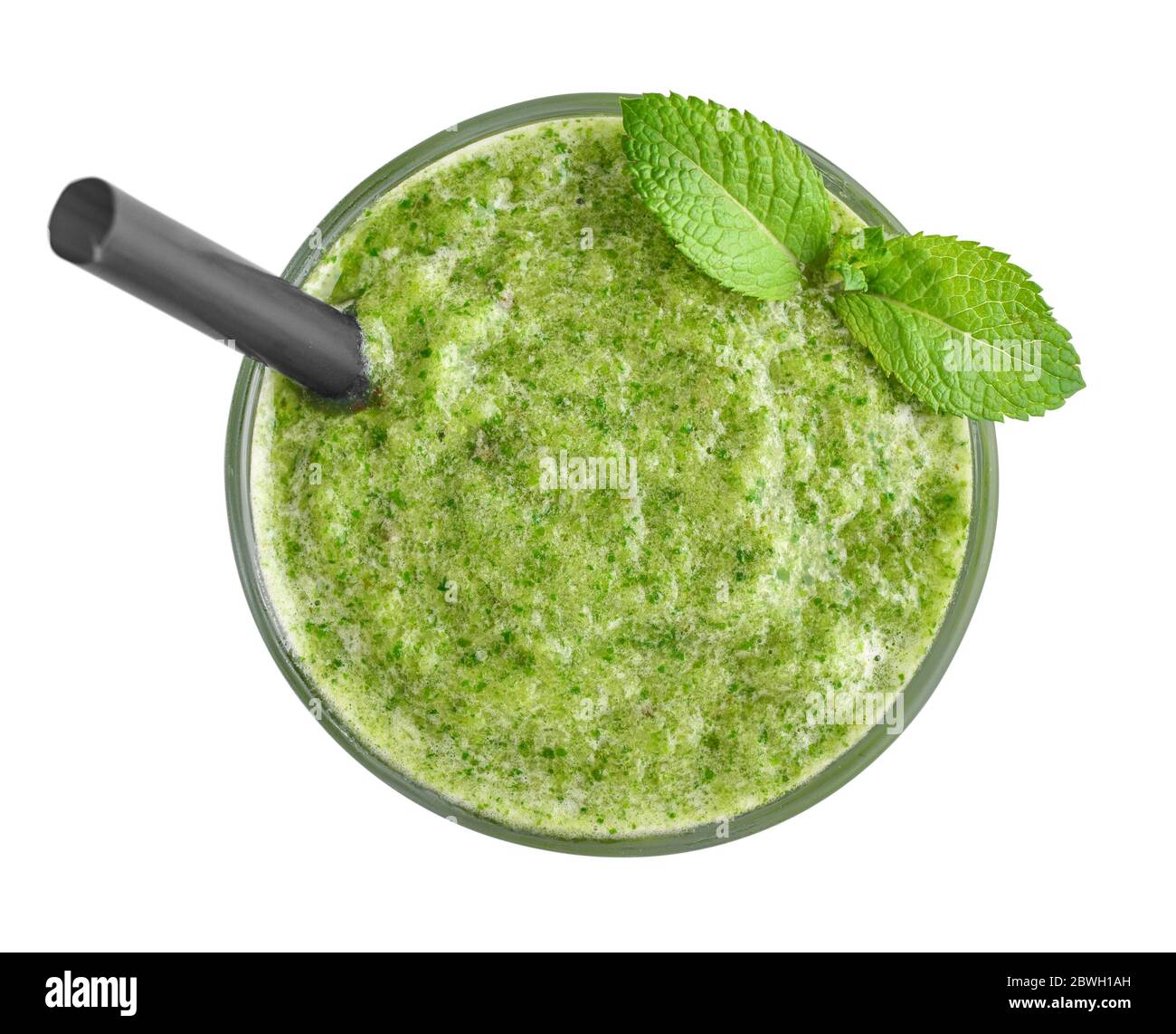 Frischer grüner Smoothie mit Limette, Spinat und Sellerie auf weißem Hintergrund isoliert, Draufsicht Stockfoto