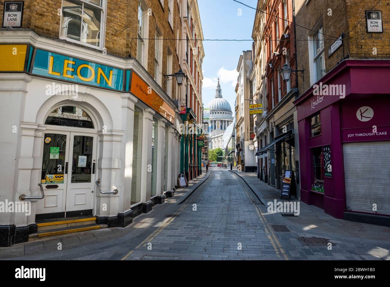 London - leere Londoner Hauptstraße während der Covid 19-Sperre mit Blick auf die St. Pauls Cathedral Stockfoto