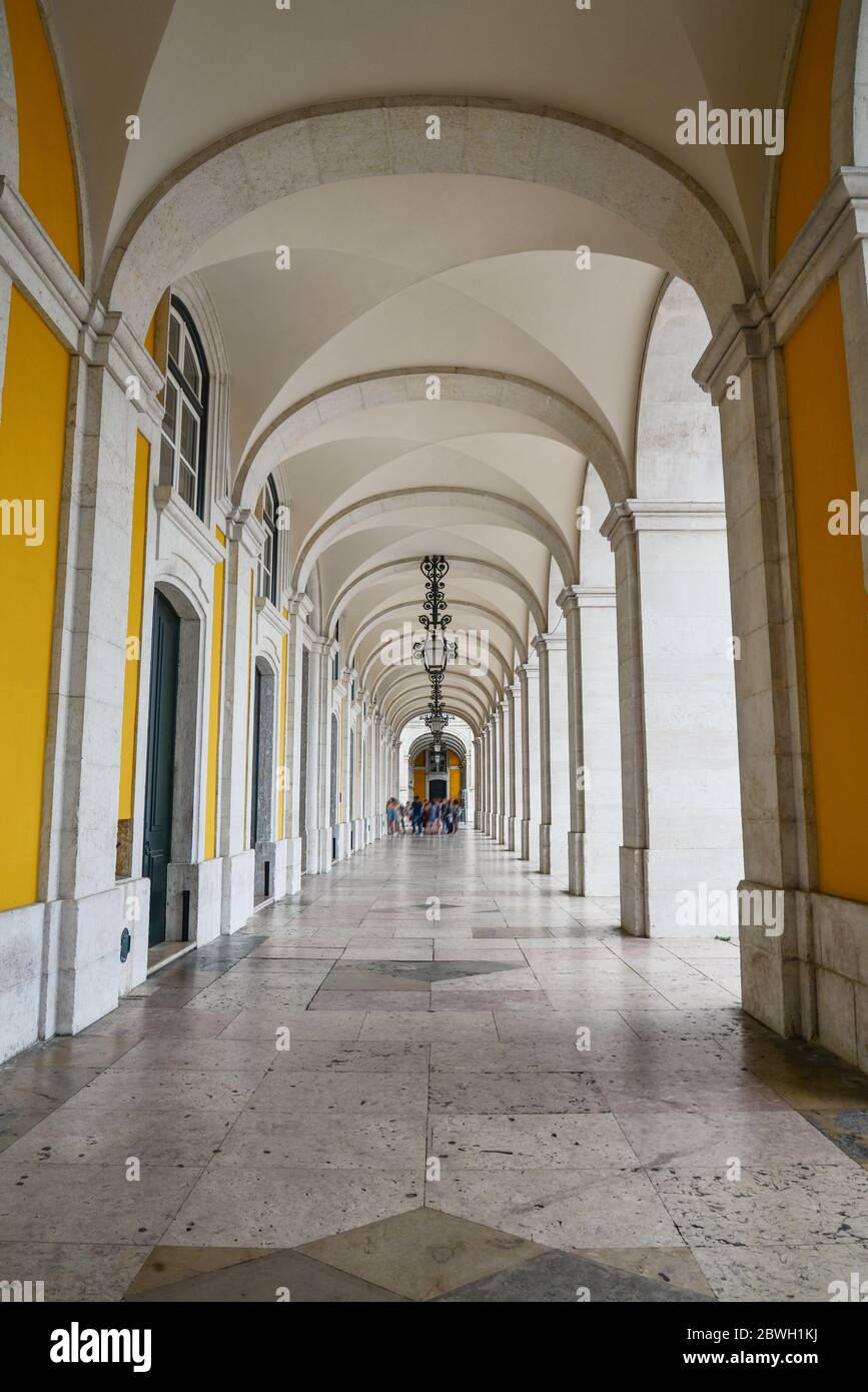 Abstrakte Ansicht von unten des inneren Bogens. Detail des Triumphbogens der Augusta-Straße (Arco do Triunfo) in der Stadt Lissabon, Portugal Stockfoto