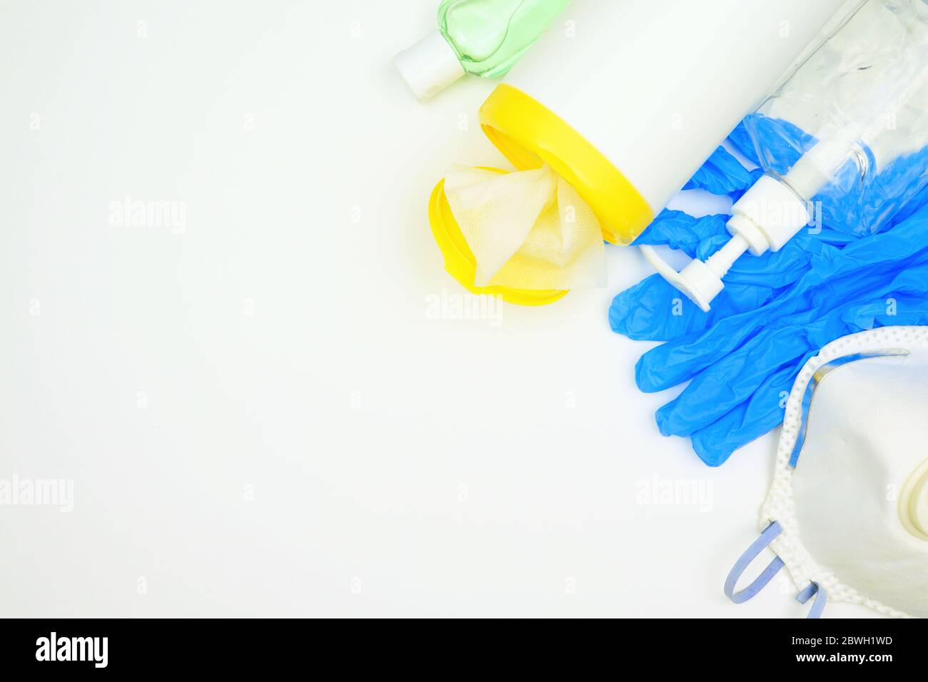 COVID 19-Schutzausrüstung, Desinfektionstücher, Handdesinfektionsmittel, Handschuhe, n95-Maske. Obere Ansicht Ecke Rand auf einem weißen Hintergrund mit Kopierbereich. Stockfoto