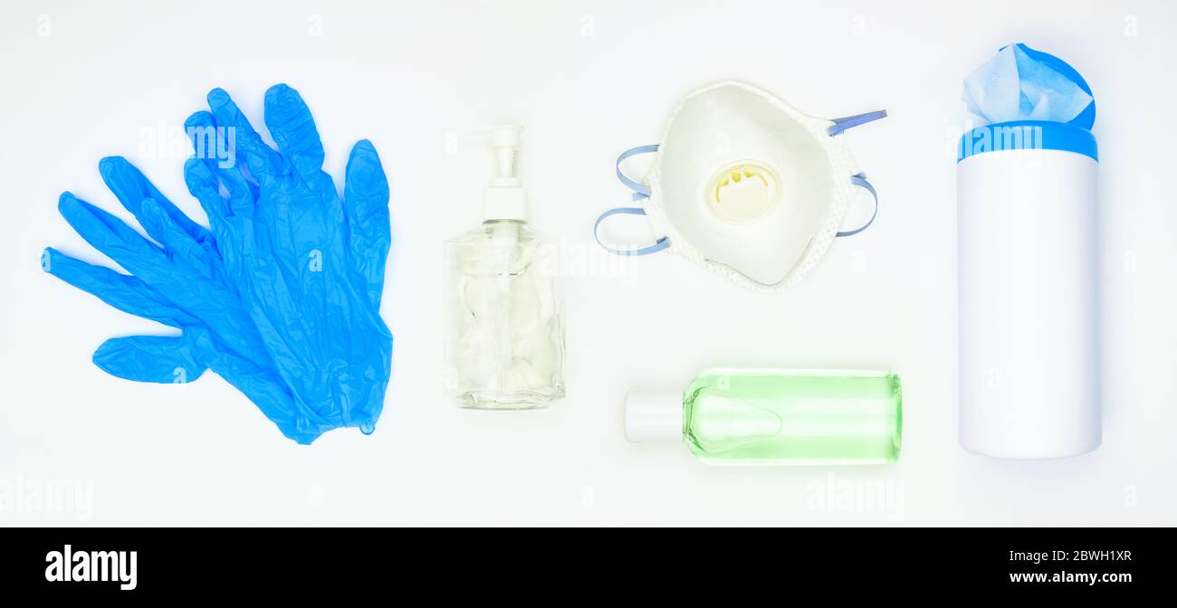 Coronavirus-Prävention-Ausrüstung auf weißem Hintergrund gesetzt. Handschuhe, Handdesinfektionsmittel, n95-Maske und Desinfektionstücher. Draufsicht. Stockfoto