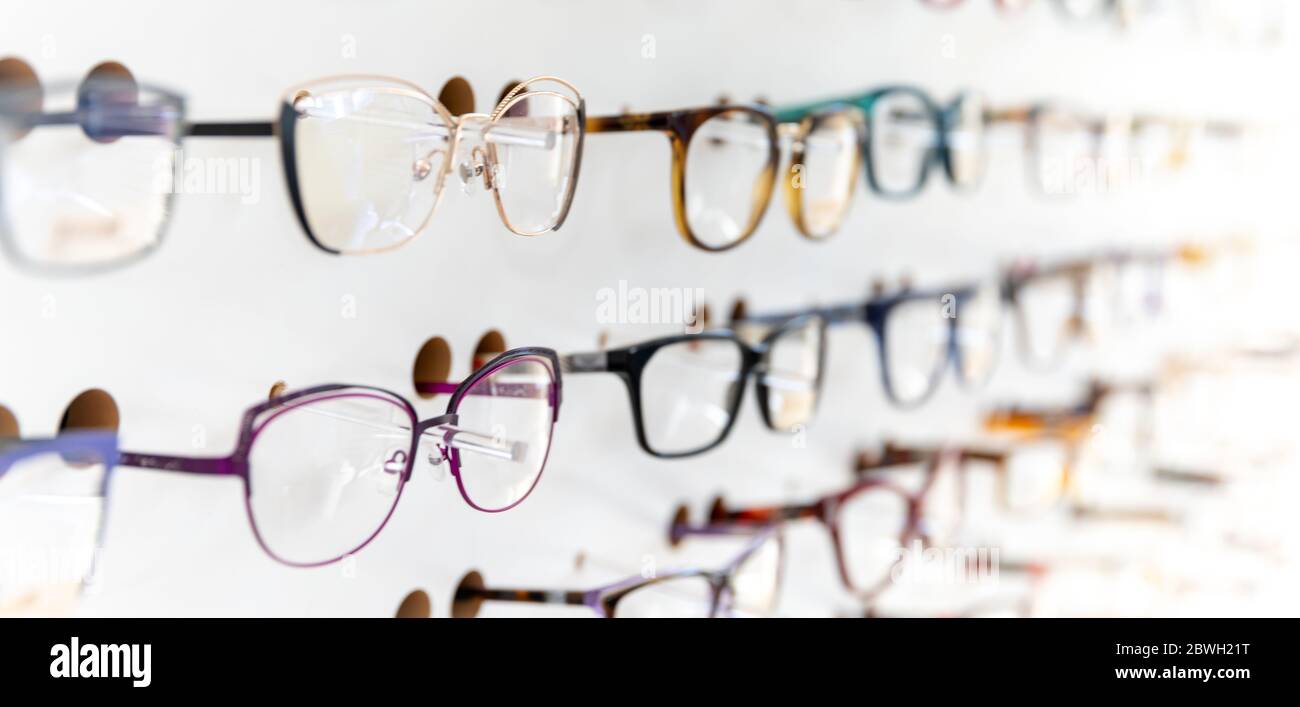 Brillen in einer Vitrine der Augenchirurgie und Handel. Copy space Stockfoto