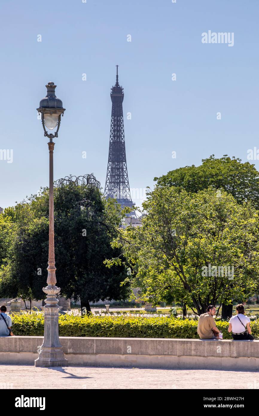 Paris, Frankreich - 29. Mai 2020: Straßenbeleuchtung la Concorde, der Eiffelturm im Hintergrund, in Paris Stockfoto