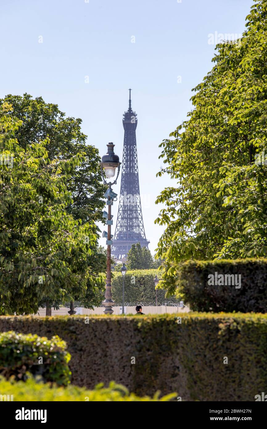 Paris, Frankreich - 29. Mai 2020: Straßenbeleuchtung la Concorde, der Eiffelturm im Hintergrund, in Paris Stockfoto