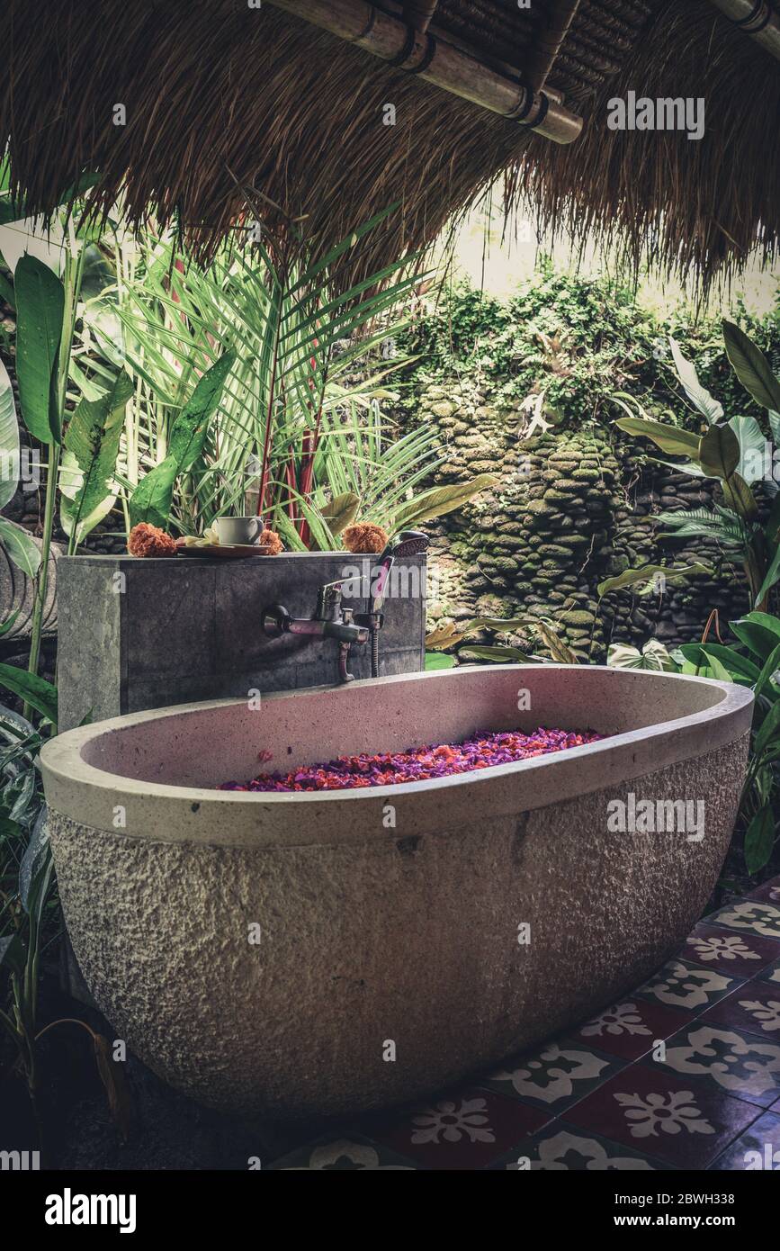 Badewanne mit Blütenblättern – traditioneller Bestandteil balinesischer Spa-Behandlungen Stockfoto