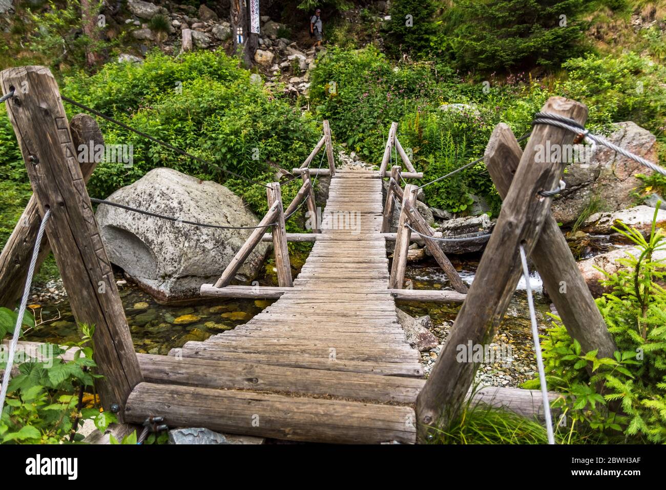 Alte Holzbrücke über Bergbach in rumänischen Bergen Stockfoto
