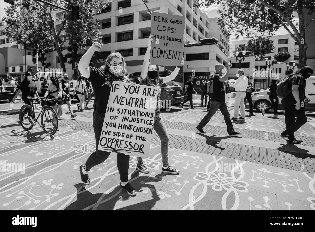 San Jose, Usa. Mai 2020. SAN JOSE, CA - MAI 29: Demonstranten marschieren am 29. Mai 2020 nach dem Tod von George Floyd die East Santa Clara Street in San Jose, Kalifornien hinunter. (Foto von Chris Tuite/ImageSPACE) Quelle: Imagespace/Alamy Live News Stockfoto