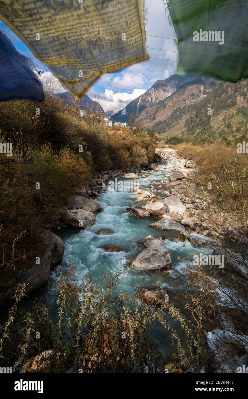 Fluss fließen Pass Tal im Himalaya mit heiliger Flagge, Indien Stockfoto