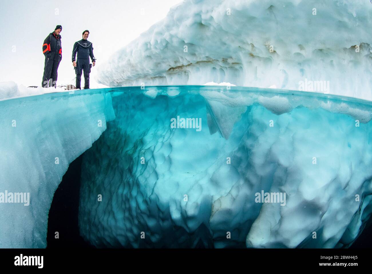 Geteiltes Bild von Tauchern vor dem Tauchgang unter dem Eis, nur im Frühling, wenn der Winter langsam nachlässt, sind die eiskalte Wasser geeignet f Stockfoto
