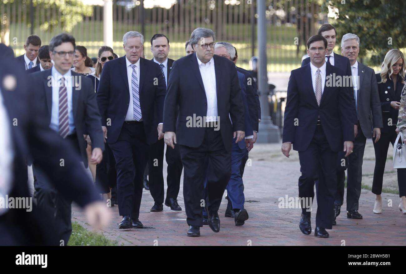 Washington, Usa. Juni 2020. US-Generalstaatsanwalt William Barr (C) und andere Beamte folgen US-Präsident Donald J. Trump als verlässt das Weiße Haus, um zur St. John's Episcopal Church zu gehen, nachdem er am Montag, den 1. Juni 2020, im Rosengarten im Weißen Haus in Washington, DC, Anmerkungen gemacht hatte. Trump hat die Probleme der landesweiten Proteste nach dem Tod von George Floyd in Polizeigewahrsam vor einer Woche angesprochen. Foto von Shawn Thew/UPI Quelle: UPI/Alamy Live News Stockfoto