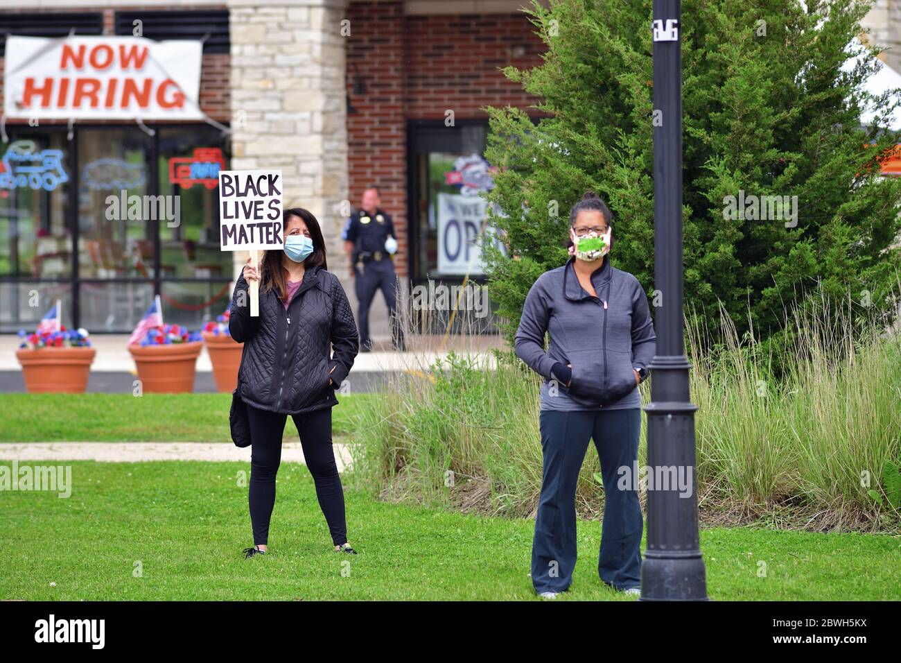 Bartlett, Illinois, USA. Menschen demonstrieren in der Nähe einer Gemeinde Polizeistation im Gefolge des Todes von George Floyd Tage zuvor in Minneapolis. Stockfoto