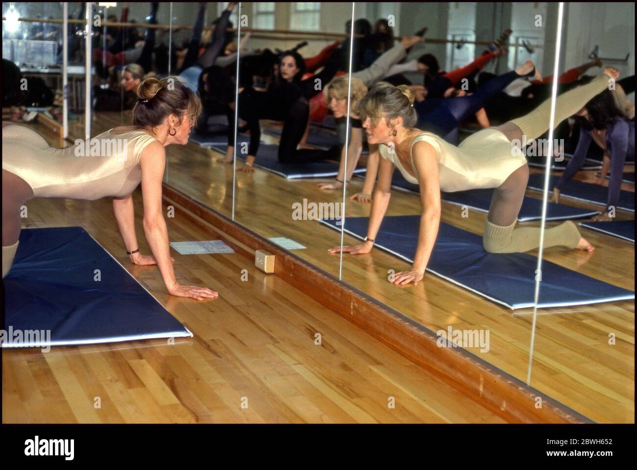 Jane Fonda, die in ihrem Studio am Robertson Blvd. In Beverly Hills einen Übungs-Kurs führte, nannte Jane Fondas Workout um die 1980er Jahre. Stockfoto