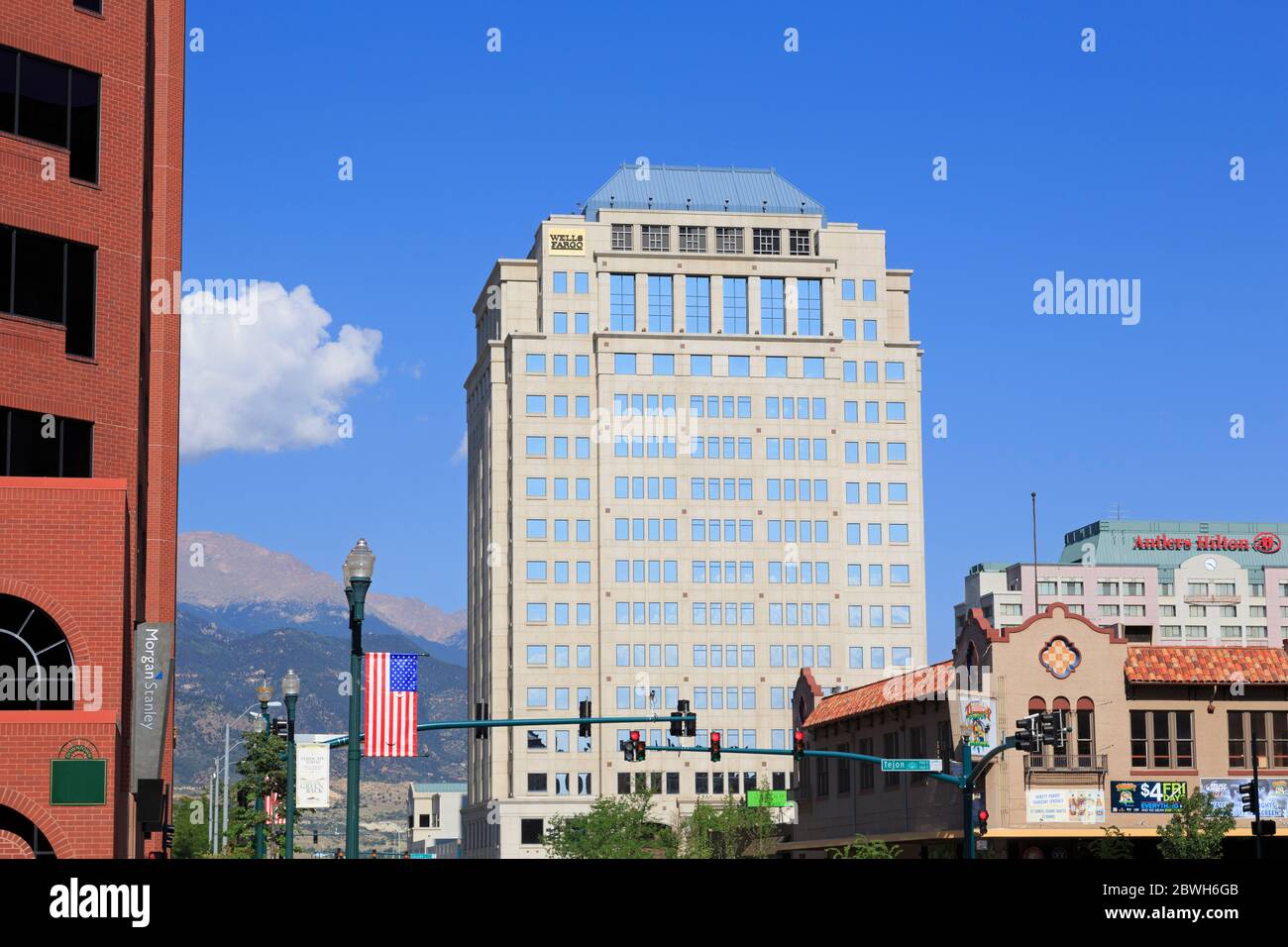Wells Fargo Bank auf Colorado Street, Colorado Springs, Colorado, USA Stockfoto