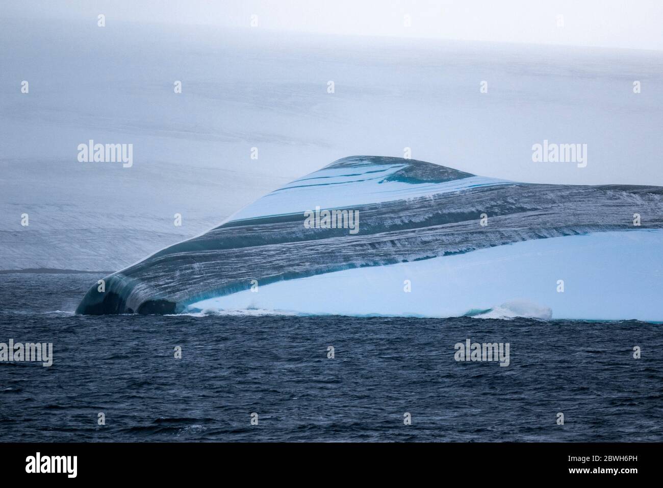 Geschichteter Eisberg, geerdet in Maxwell Bay, Fildes, King George Island, South Shetland Islands, Südliche Ozean Stockfoto