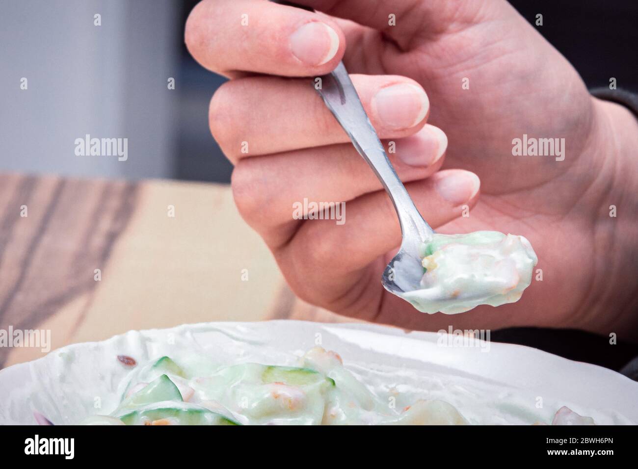 Unter natürlichen Joghurt und Getreide mit dem Teelöffel Stockfoto